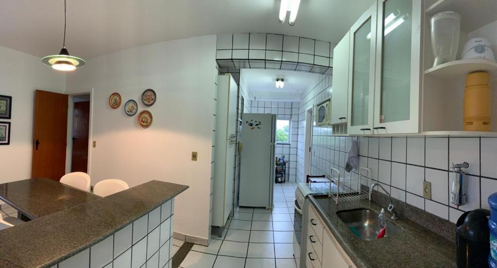 Apartamento Pe Na Areia E Aguas Tranquilas No Centro De กวาราปารี ภายนอก รูปภาพ