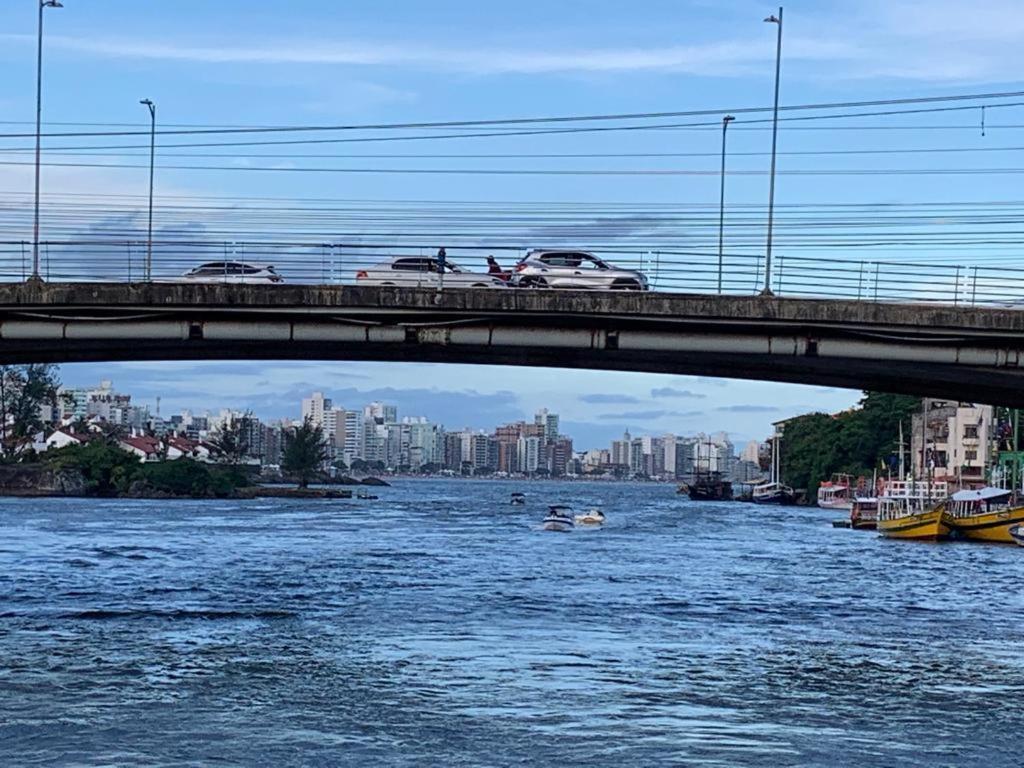 Apartamento Pe Na Areia E Aguas Tranquilas No Centro De กวาราปารี ภายนอก รูปภาพ